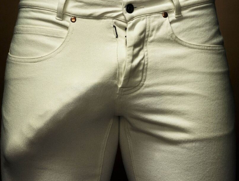penis enlarges in pants